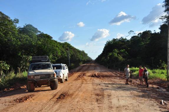 Encontro de viajantes em plena BR-319, que liga Manaus à Porto Velho, nos seus trechos iniciais
